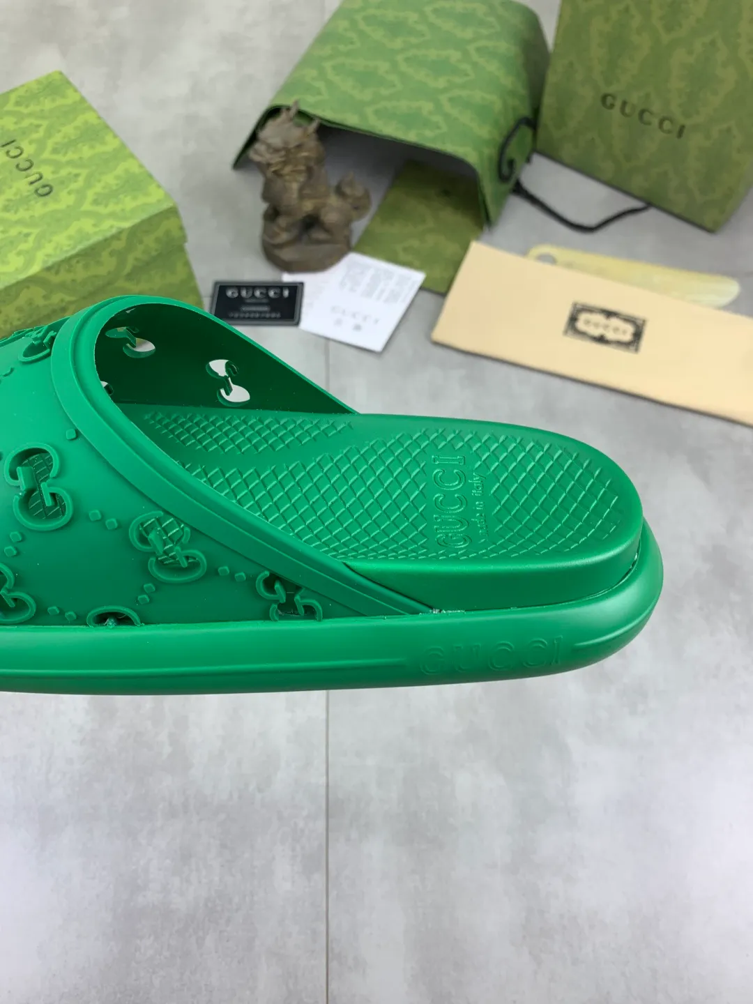 Men's Men's Shoes 💰P300💰[New Style] High Version 🎁🎁🎁 GUCCI New Year of the Snake casual slippers, original official website, perfect workmanship, transmitting a kind of noble luxury, sublimating its definition of luxury in Gucci's high-end extraordinary craftsmanship. Original Gucci double G combination outsole, code number: 35-46, complete package